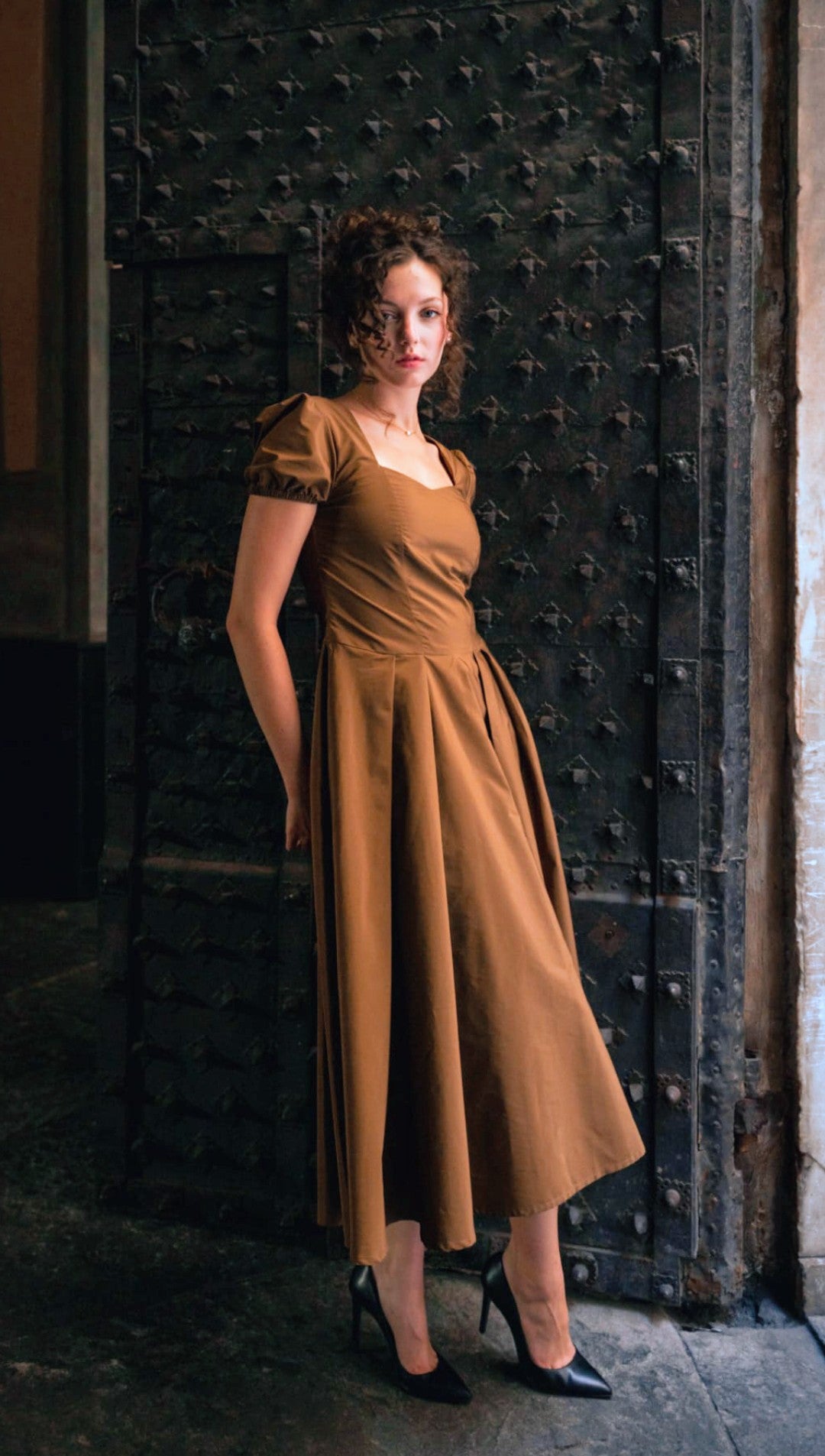 Abito Midi Sartoriale con Scollo a Cuore e Gonna a Pieghe Color Terra di Siena