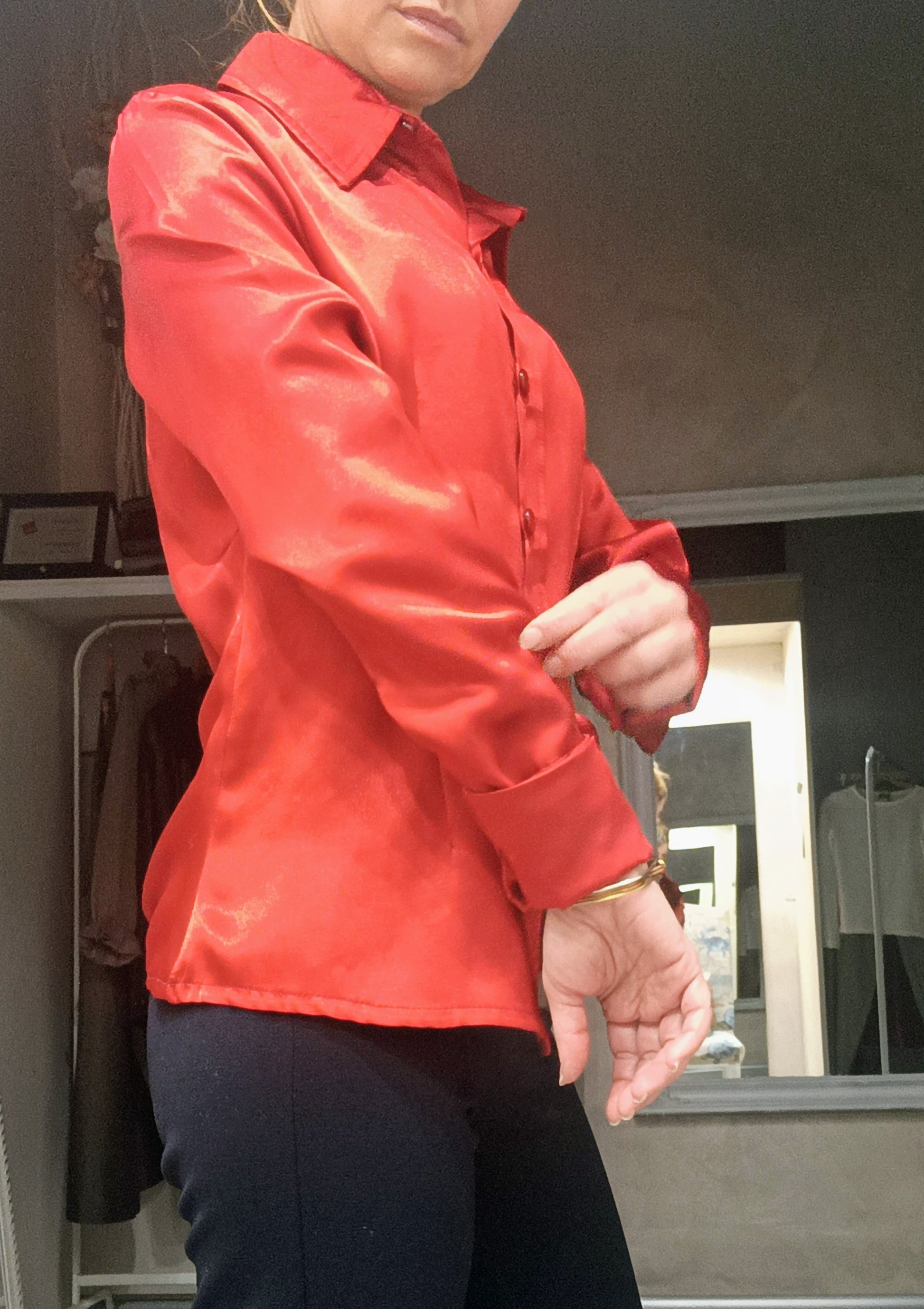 Dettaglio tessuto raso stretch di seta della camicia Gemelli