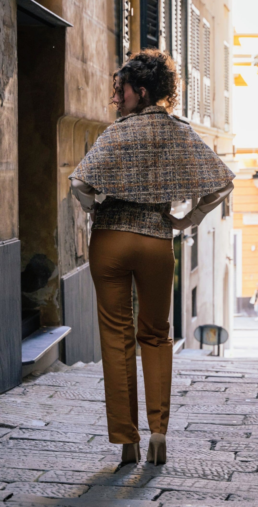Completo elegante da donna con Giacca-Mantella, cintura in vita e pantaloni Slim-Fit